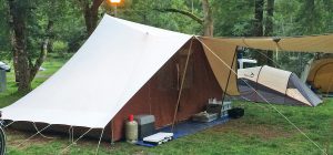 Sanitaires aux normes Cheminée Douches chaudes Aire de jeux pour enfants Barbecue Micro-onde Téléphonie mobile Salle de repas Petit-déjeuner Machine à laver le linge Bornes électriques WiFi gratuit