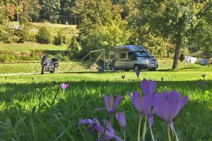 Au bord du gave d’Aspe, le camping vous acueille sur 80 emplacements délimités, ombrages et plats ainsi que deux bungalows et deux mini-chalets. Le camping est ouvert du 1 mai au 30 septembre.