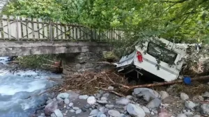 en plus des tonnes de rochers et de troncs d'arbres déposés par la rivière sur le terrain, deux petits chalets et de nombreux véhicules furent emportés par la force des eaux. En particulier, la caravane de Martine et Michel, des habitués du camping, qui venaient chaque année passer plusieurs mois paisiblement parmi nous.